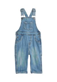 Pantalones de mezclilla en azul medio, con tirantes ajustables, un bolsillo en la parte frontal, botones laterales y una textura ligeramente descolorida.