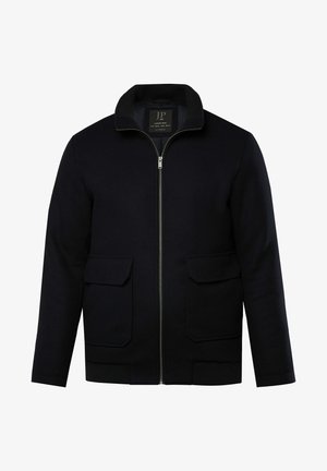 Granatowa kurtka zapinana na zamek z prążkowanym kołnierzem, dwoma przednimi kieszeniami i teksturowanym wykończeniem. Posiada srebrny zamek błyskawiczny i dopasowane mankiety.