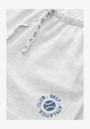 Pantalones cortos de algodón gris claro con cintura elástica, que presentan un logotipo bordado en azul y un cordón con texto impreso.