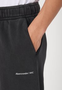 Abercrombie & Fitch TIMELESS GLOBAL TREND LOGO RELAXED - Träningsbyxor - black