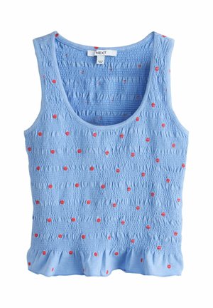 Svetlomodrý bezrukávový nariasený top s roztrúsenými červenými bodkami a volánovým lemom, vyrobený z textúrovanej látky.