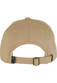 Khaki baseball-lippis, jossa on kaareva lippa, säädettävä hihna ja teksturoitu kangas; takahihnassa on pieni logotagi.