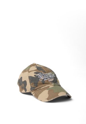 Baseballkappe mit Camouflage-Muster und weiß aufgesticktem Text "Vision Design Studio Milan, Italy 2021" auf dem Frontpanel.