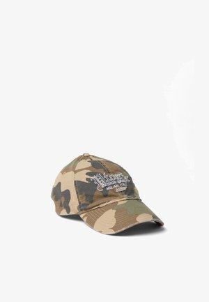 Baseballpet met camouflagepatroon en witte geborduurde tekst "Vision Design Studio Milan, Italy 2021" op het voorpaneel.