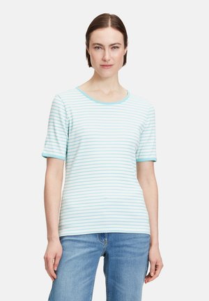 T-shirt rayé bleu clair à manches courtes, avec un col rond et une bordure contrastante. Fabriqué en tissu doux et extensible.