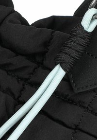 Borsa in tessuto nero con una texture trapuntata, caratterizzata da un cordoncino azzurro chiaro e dettagli metallici scuri. Il materiale sembra resistente e leggero.