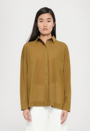 Long-sleeve button-up shirt in olive green, made of smooth fabric. Features a classic collar and a straight hem with side slits.