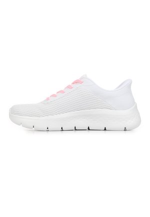 Witte mesh sportschoen met roze veters en dikke, getextureerde witte zool, getoond vanaf de binnenkant op een witte achtergrond.