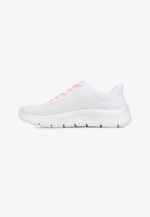 Scarpa sportiva bianca in mesh con lacci rosa e suola bianca spessa e strutturata, mostrata dal lato interno su sfondo bianco.