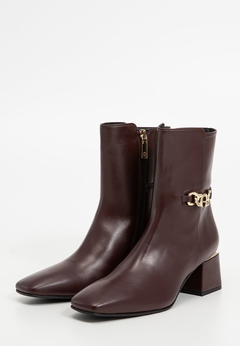 Brązowe skórzane botki za kostkę z kwadratowym noskiem, złotymi akcentami, bocznym zamkiem błyskawicznym i słupkowym obcasem. Gładka tekstura i elegancki design.