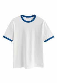T-shirt bianco a maniche corte con colletto e polsini a coste blu. Realizzato in cotone, presenta un design classico con collo a giro e una texture liscia.