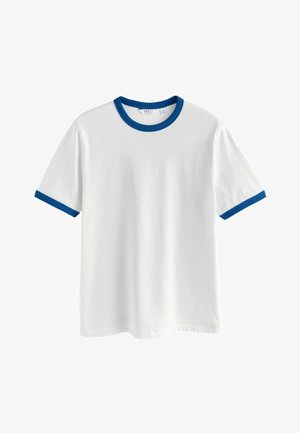 Valge lühikese varrukaga T-särk sinise ribaga kaeluses ja varrukates. Valmistatud puuvillast, klassikalise ümmarguse kaeluse kujundusega ja sile tekstuur.