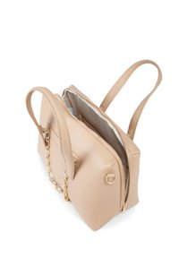 Beige kunstlæder håndtaske med dobbelte top-håndtag, gyldne kæde accenter, lynlåslukning og en stofbetræk indvendig med lommer.