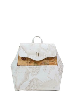 Rygsæk med vintage verdenskorttryk, hvide og beige toner, flaplukning med metal spænde og et top bære håndtag.