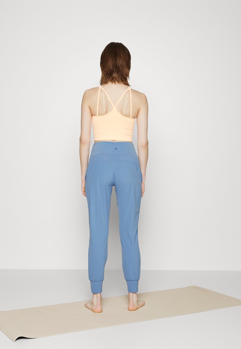 Damen Sportbekleidung | Athleta SALUTATION Jogginghose cottage blue/blau - EW12446 Damen Sportbekleidung | Athleta SALUTATION Jogginghose cottage blue/blau - EW12446