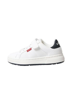 Zapatilla blanca de corte bajo con tira de Velcro, combinación de malla y cuero, etiqueta roja de Levi's en el lateral y pestaña negra en el talón con el logo de Levi's.