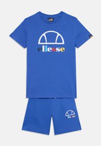 Set de tricou din bumbac albastru și pantaloni scurți, prezentând un logo mare alb și multicolor ellesse pe față și un logo mai mic pe pantaloni.