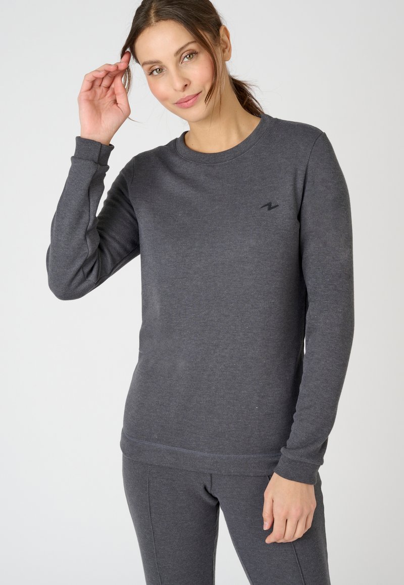 Grijze sweatshirt met lange mouwen en een ronde hals, ribgebreide boorden en een klein logo op de borst. Zachte katoenmix stof met een gladde textuur.