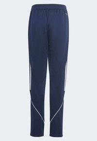 Marineblaue Sporthose mit elastischem Bund, die weiße Seitenstreifen und einen schmalen Schnitt aufweist. Glattes Material mit minimaler Textur.
