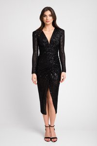 Czarna sukienka cekinowa z długimi rękawami, głębokim dekoltem i marszczonym fasonem. Posiada boczny rozporek i dopasowaną sylwetkę. Połączona z czarnymi sandałami na wysokim obcasie.