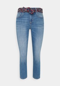 Ljusblå denimjeans med ett blommönstrat tygbälte. Har fem fickor och rak benpassform, med medelhög midja.