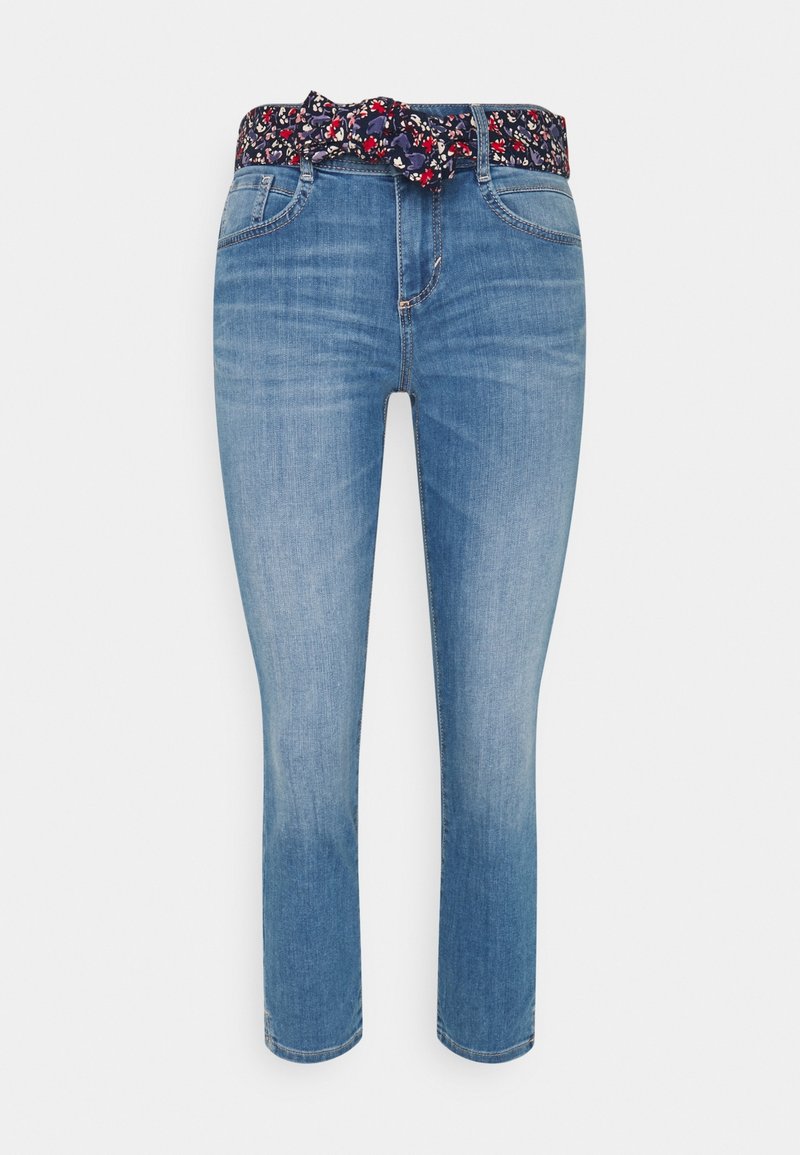 Ljusblå denimjeans med ett blommönstrat tygbälte. Har fem fickor och rak benpassform, med medelhög midja.