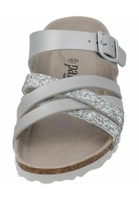 Sandal in pelle grigia con tre cinturini, uno dei quali presenta dettagli in glitter argentato. Suola di colore chiaro con una texture sottile. Chiusura con fibbia regolabile.