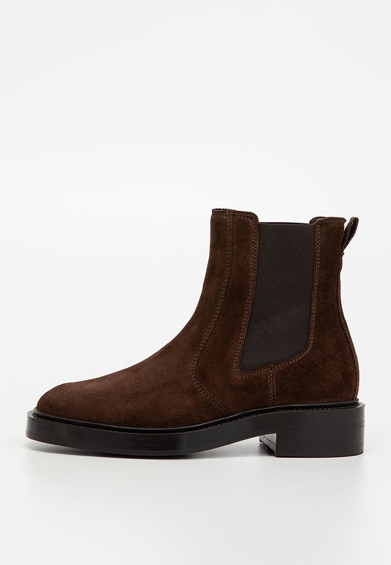 Braune Wildleder Chelsea-Boots mit elastischen Seitenpaneelen, runder Zehenpartie und einer dicken schwarzen Sohle. Verfügt über eine Zuglasche an der Rückseite für einfaches An- und Ausziehen.