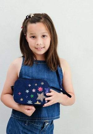 Borsa in denim blu navy con decorazioni a forma di stella multicolore. La borsa è dotata di chiusura con zip e di una tracolla per il trasporto.