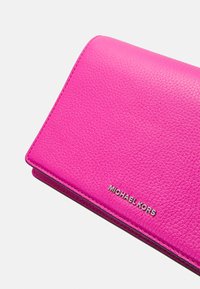 MICHAEL Michael Kors JET SET FLAP XBODY - Borsa a tracolla - cerise