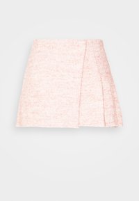 Mini-jupe tricotée rose clair avec une surface texturée, présentant un design plissé et un ourlet droit, offrant une forme légèrement évasée.