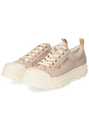 Para beżowych trampek z płótna z kremowymi gumowymi podeszwami, zaokrąglonymi noskami, beżowymi sznurowadłami oraz nadrukiem "bugatti" po bokach zewnętrznych.