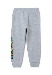 Grijze sweatpants met een zachte textuur, met boorden bij de enkels en een elastische tailleband. Heeft een meerkleurige "SUPERSTAR" grafiek op het linkerbeen.