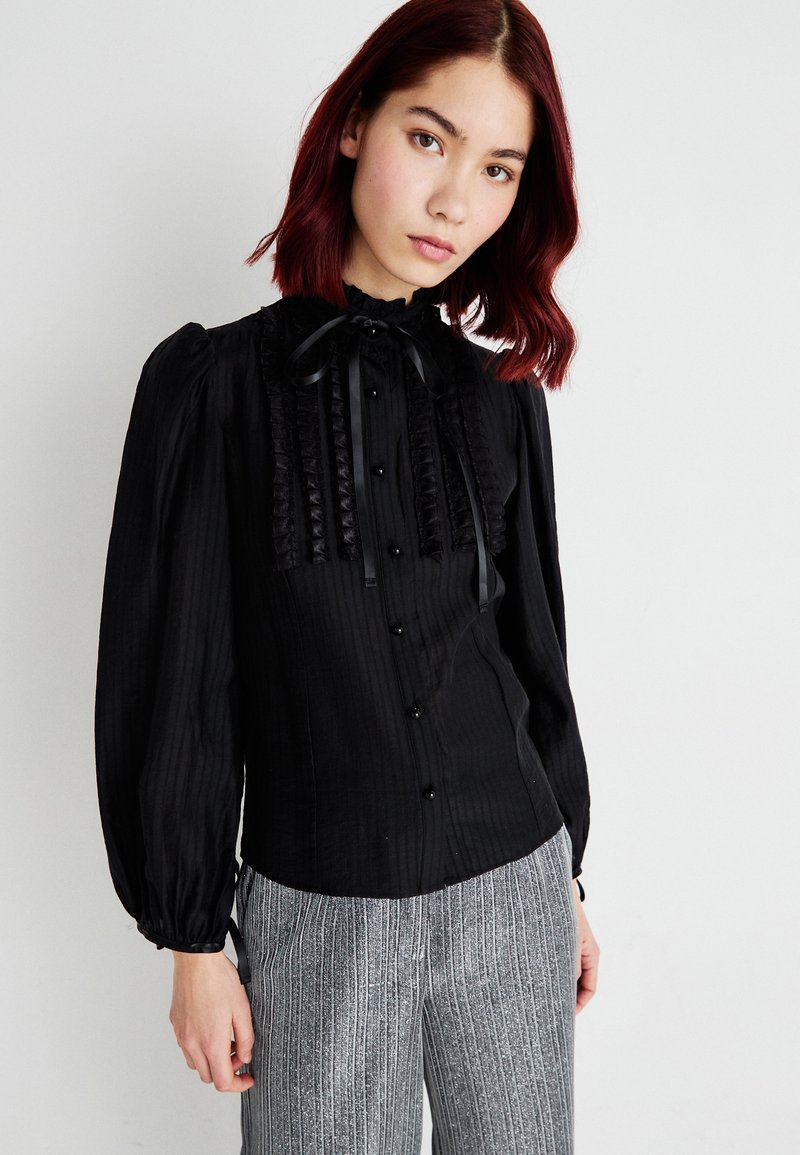 Sister Jane - BIRCH RUFFLE BLOUSE - Button-down blouse - black, Enlarge