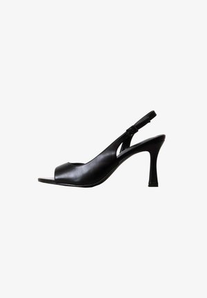 Zwarte leren slingback hoge hak schoen met open teen en smalle hak op witte achtergrond.