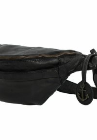 Schwarze Lederbauchtasche mit glatter Textur, Reißverschlusstasche, verstellbarem Gurt und einem runden Anker-Logoanhänger an der Seite.