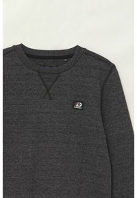 Tmavě šedá mikina s dlouhými rukávy, texturovaná tkanina, kulatý výstřih a malá značková nášivka na hrudi. Viditelné švy.