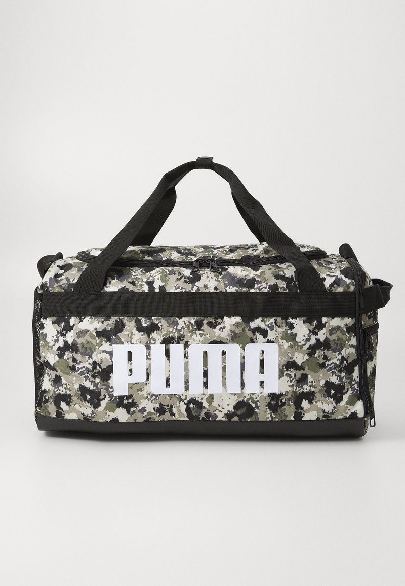 Bolsa de tipo duffle con estampado de camuflaje en tonos de verde, negro y blanco. Cuenta con asas resistentes, cierre de cremallera y un logotipo blanco llamativo.