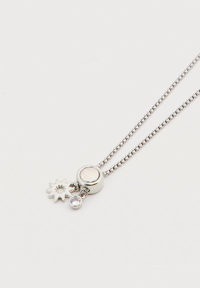 Ασημένιο κολιέ με αλυσίδα, στρογγυλό μενταγιόν, γοητευτικό αστέρι και ένα μικρό διαφανές κρύσταλλο σε λευκό φόντο.