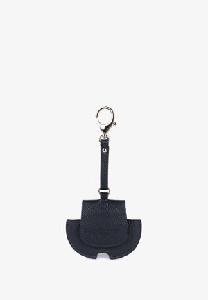 Portachiavi in pelle blu navy con finitura testurizzata, dotato di clip e design curvato, evidenziato da dettagli in cucitura blu.