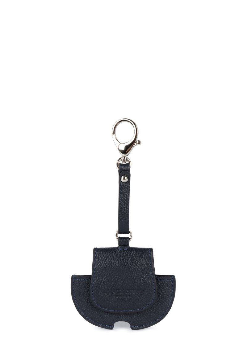 Portachiavi in pelle blu navy con finitura testurizzata, dotato di clip e design curvato, evidenziato da dettagli in cucitura blu.