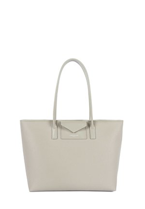 Lichtgrijze gestructureerde leren tote bag met twee lange hengsels en een klein klepzakje aan de voorkant in het midden.