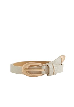 Ovratna kremasto teksturirana usnjena pas s zaobljeno zlatno kovinsko sponko in zoženim koncem z zlatim zaključkom, zvita na belem ozadju.