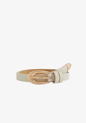 Cintura in pelle color crema con fibbia ovale in metallo dorato e estremità rastremata con punta dorata, arrotolata su uno sfondo bianco.