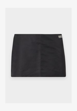 Must have mustan tooni seelik siledast materjalist, sirge lõikega ja väikese logo sildiga küljes. Lihtne disain, ilma lisamustrite või detailideta.