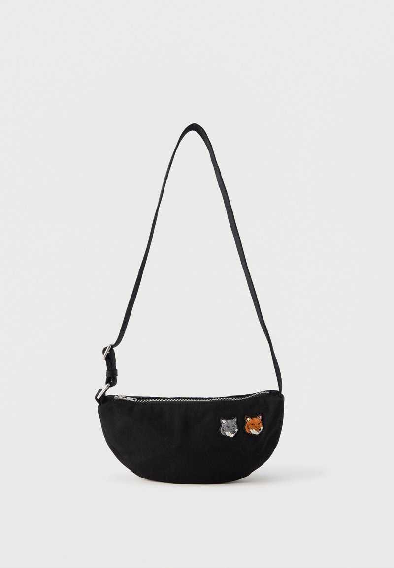 Sac d'épaule noir avec fermeture éclair, présentant de petits visages brodés de loup gris et de renard orange sur le devant.