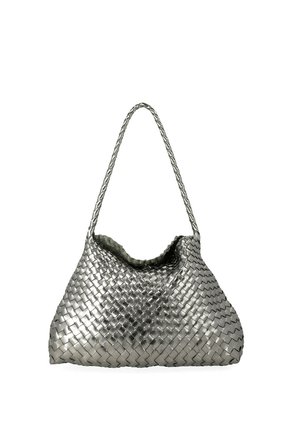 Borsa metallizzata argento con design in pelle intrecciata e una singola tracolla intrecciata, mostrata su uno sfondo bianco semplice.