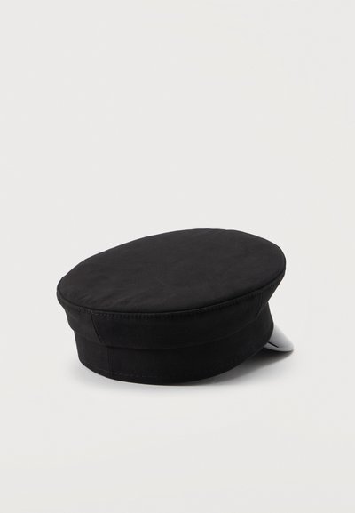 Μαύρο πηλίκιο ναυτικού με επίπεδη κορυφή και μικρό σφιχτό γείσο, τοποθετημένο πάνω σε λευκή επιφάνεια.