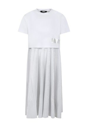 Haut blanc à manches courtes avec un design court, associé à une jupe plissée argentée fluide avec un détail logo réfléchissant en haut.