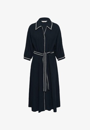 Tmavomodré midi šaty s dlhým rukávom so zipsovým bielym lemom na golieri, manžetách, línii gombíkov a opasku v páse, s rozšíreným golierom a zapínaním na gombíky.